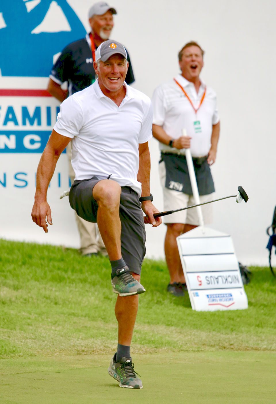 2019 AmFam Championship | Former Packer Brett Favre reacts to putt on 18th green of celebrity foursome